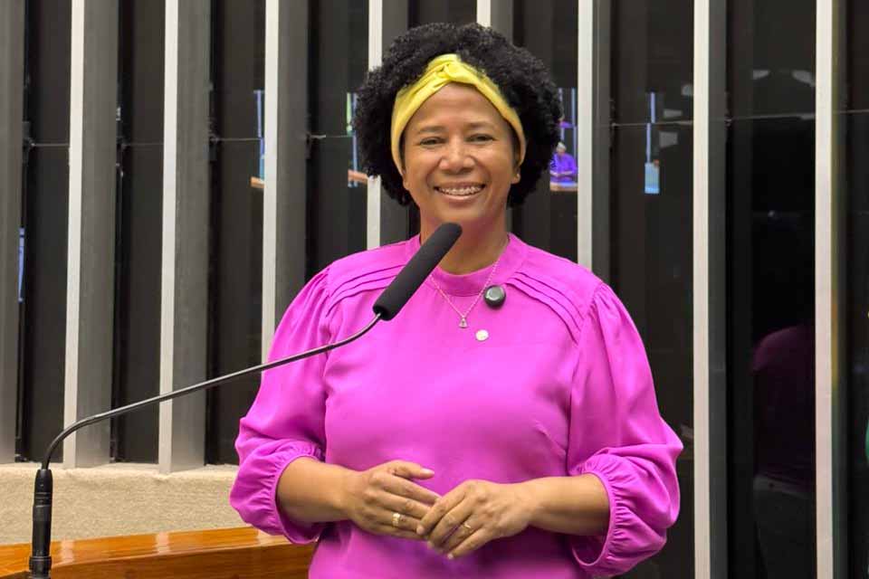 <div style="
                font-size: 18px;
                font-weight: bold;
                color: #0073aa;
                margin-bottom: 5px;
                text-transform: uppercase;
            ">EDUCAÇÃO</div>Sílvia Cristina celebra aprovação da PEC 169 que autoriza professores a acumularem cargos