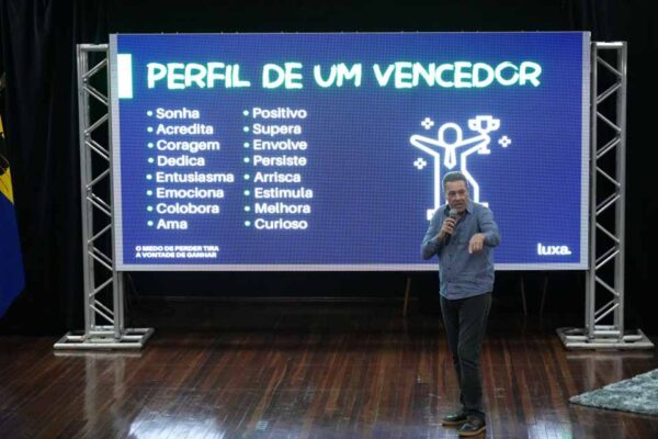 Vanderlei Luxemburgo conduz palestra do projeto “Construindo Campeões” em Porto Velho
