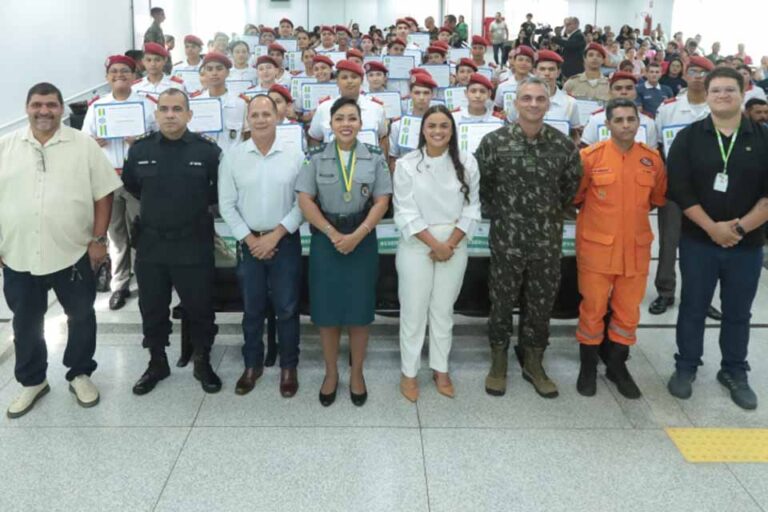Sessão solene da Assembleia em Guajará-Mirim entrega honrarias a profissionais e instituições