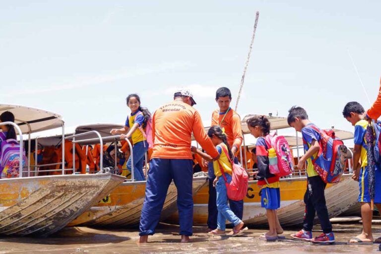 Transporte fluvial leva estudantes ribeirinhos às escolas em Rondônia