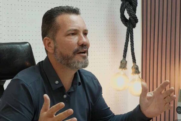 “Eu não sei qual a capacidade cognitiva dessas pessoas que criticam as viagens do governador”, reage secretário Lauro Fernandes