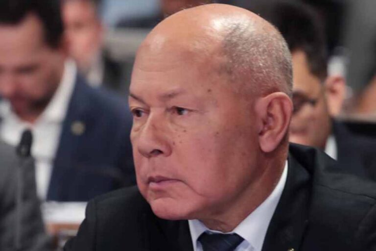 Constrangimento na CPI: Coronel Chrisóstomo interrompe sessão para cantar parabéns e repercussão viraliza
