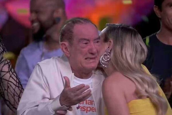 Renato Aragão chora após homenagem pelos 40 anos do Criança Esperança