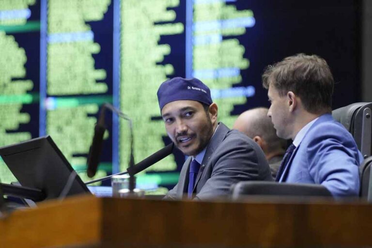 Fernando Máximo apoia PEC que autoriza professores a exercerem outro cargo público