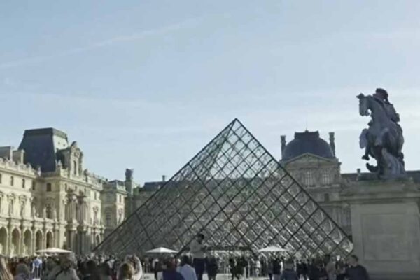 Polícia francesa prende cinco novos suspeitos de roubo milionário no Museu do Louvre