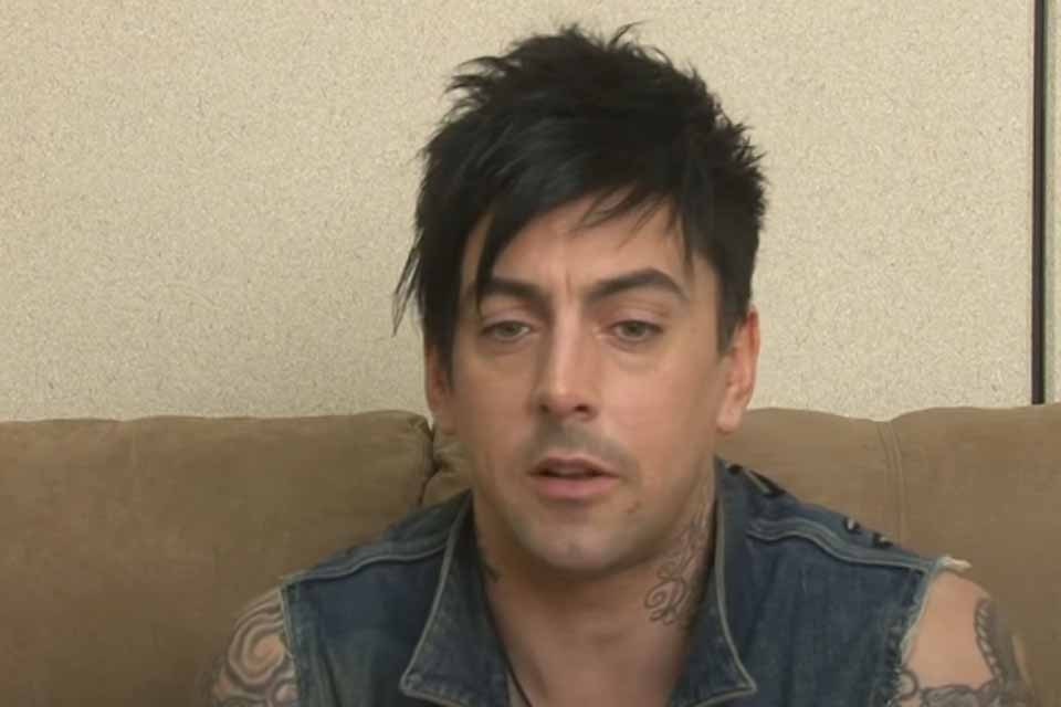 <div style="
                font-size: 18px;
                font-weight: bold;
                color: #0073aa;
                margin-bottom: 5px;
                text-transform: uppercase;
            ">ASSASSINADO</div>Ex-vocalista do Lostprophets, Ian Watkins é morto após ataque na prisão