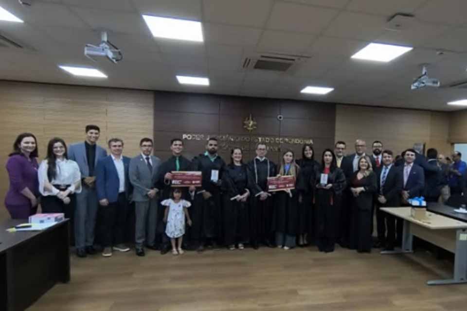 <div style="
                font-size: 18px;
                font-weight: bold;
                color: #0073aa;
                margin-bottom: 5px;
                text-transform: uppercase;
            ">JURÍDICO</div>Equipe “Afyados do Direito” conquista título do 2º Concurso de Júri Simulado em Ji-Paraná