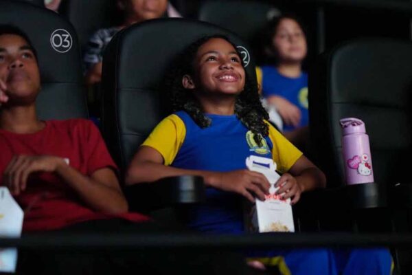 Crianças da rede pública participam de sessão de cinema com curta sobre amizade e preconceito