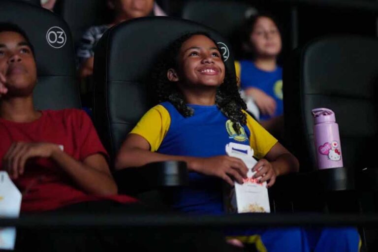 Crianças da rede pública participam de sessão de cinema com curta sobre amizade e preconceito