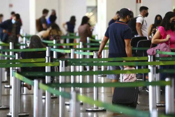 Brincadeiras sobre bombas em aeroportos podem resultar em prisão e processo criminal