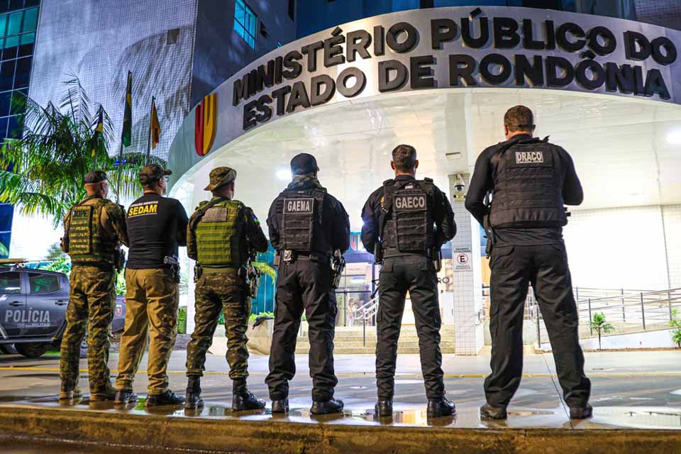 <div style="
                font-size: 18px;
                font-weight: bold;
                color: #0073aa;
                margin-bottom: 5px;
                text-transform: uppercase;
            ">CRIMES AMBIENTAIS</div>Operação Safe Green é realizada em Rondônia e outros três Estados para apurar invasões e desmatamento na Estação Ecológica Samuel