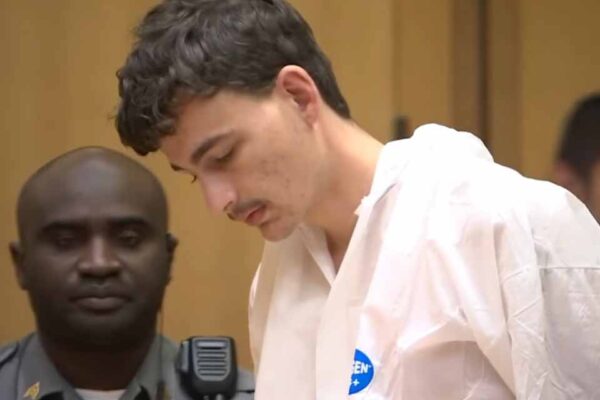 Homem de 20 anos é acusado de matar a mãe nos EUA e confessa o crime ao 911