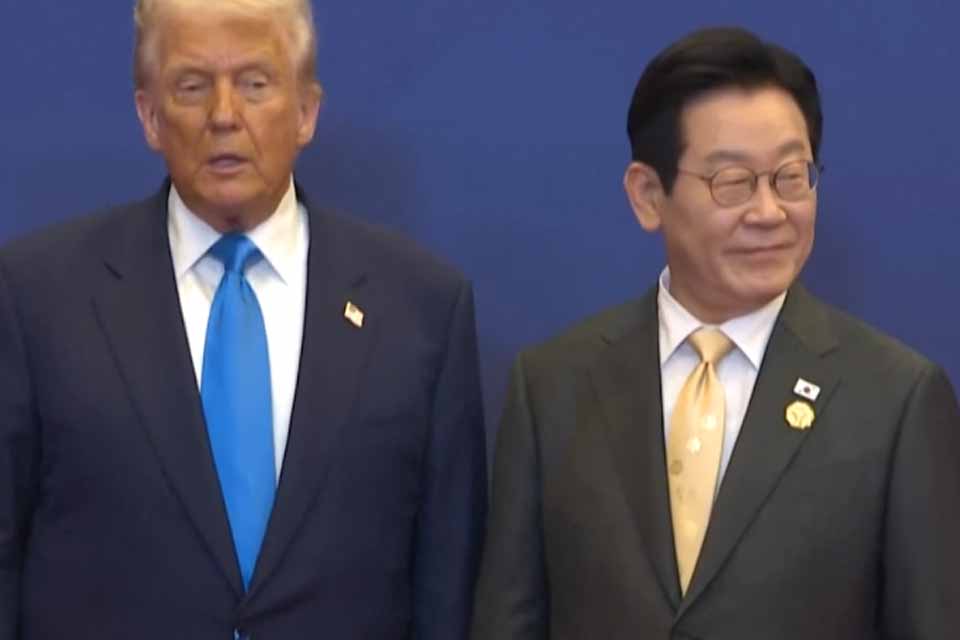 <div style="
                font-size: 18px;
                font-weight: bold;
                color: #0073aa;
                margin-bottom: 5px;
                text-transform: uppercase;
            ">ACERTO</div>Donald Trump anuncia conclusão de acordo comercial com a Coreia do Sul