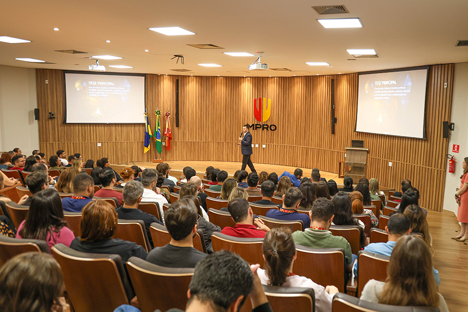 <div style="
                font-size: 18px;
                font-weight: bold;
                color: #0073aa;
                margin-bottom: 5px;
                text-transform: uppercase;
            ">TECNOLOGIA NO DIREITO</div>Juiz federal defende uso da inteligência artificial como ferramenta para fortalecer a dimensão humana no Direito