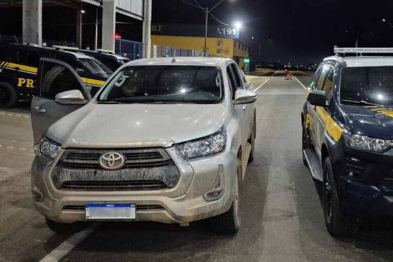 PRF recupera caminhonete roubada e adulterada em Ariquemes
