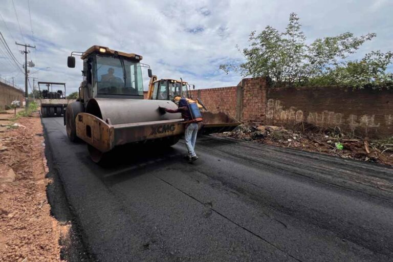 Prefeitura executa pavimentação nas ruas Dr. Adelino e Xangri Lá, na zona Sul de Porto Velho