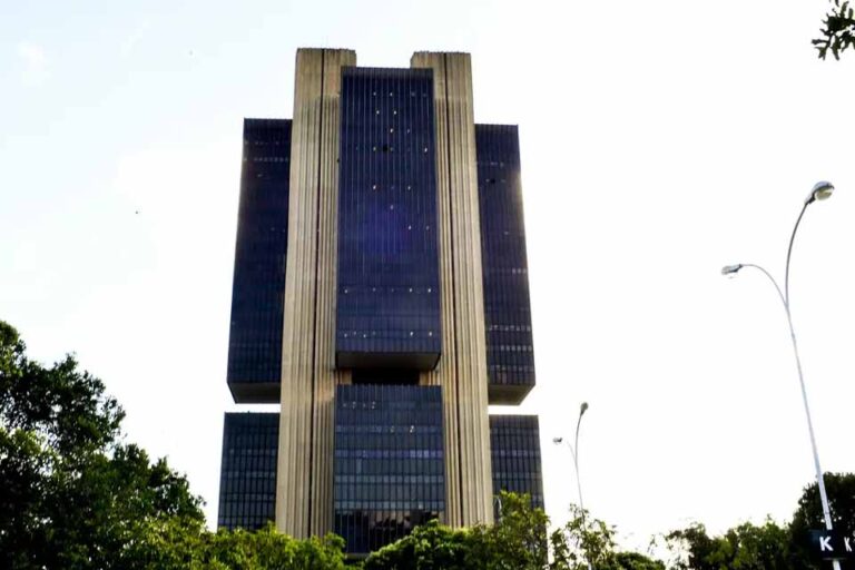 Banco Central bloqueia chaves Pix ligadas a fraudes e golpes