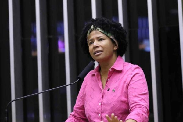 Projeto relatado por Sílvia Cristina que assegura testes genéticos pelo SUS segue para análise do Senado