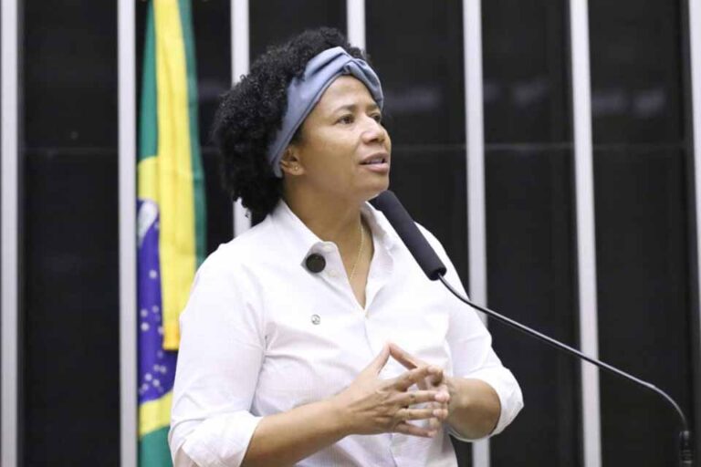Comissão da Câmara aprova relatório de Sílvia Cristina sobre cadastro nacional de intérpretes de Libras