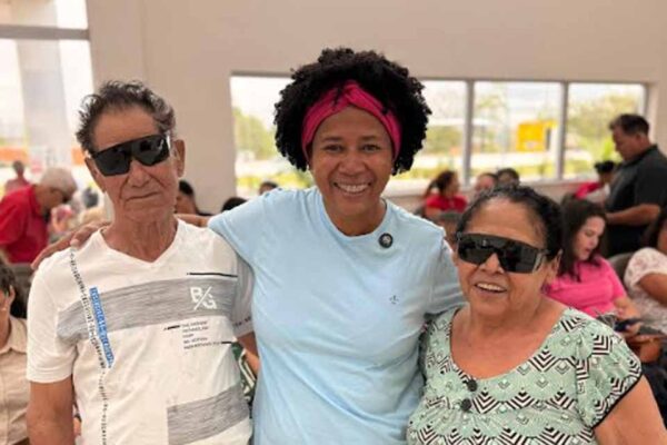 Sílvia Cristina celebra 5.600 cirurgias de catarata realizadas pelo programa Olhar de Amor