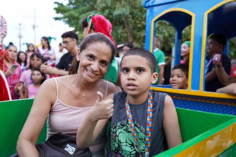 Passeio de trenzinho no Parque da Cidade reúne famílias em ação inclusiva