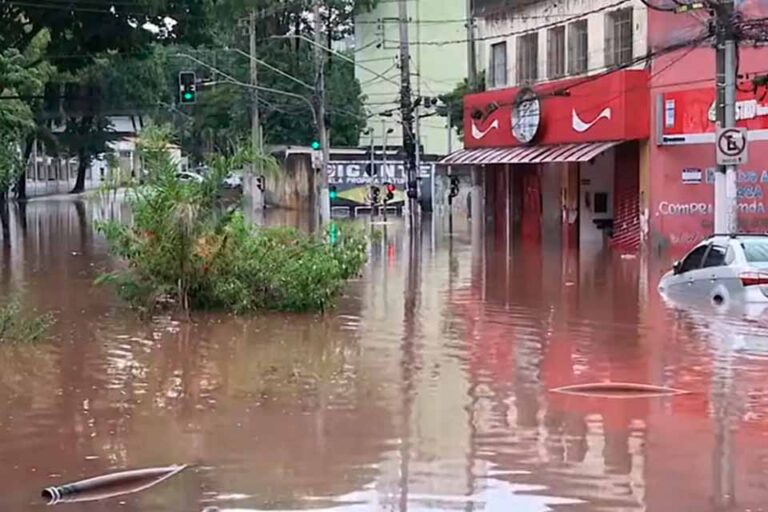 Chuva constante altera o feriado de Finados em São Paulo