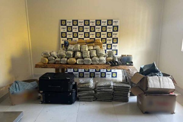 Mais de 150 quilos de drogas e quatro armas são apreendidos pela PRF e PM em Pimenta Bueno
