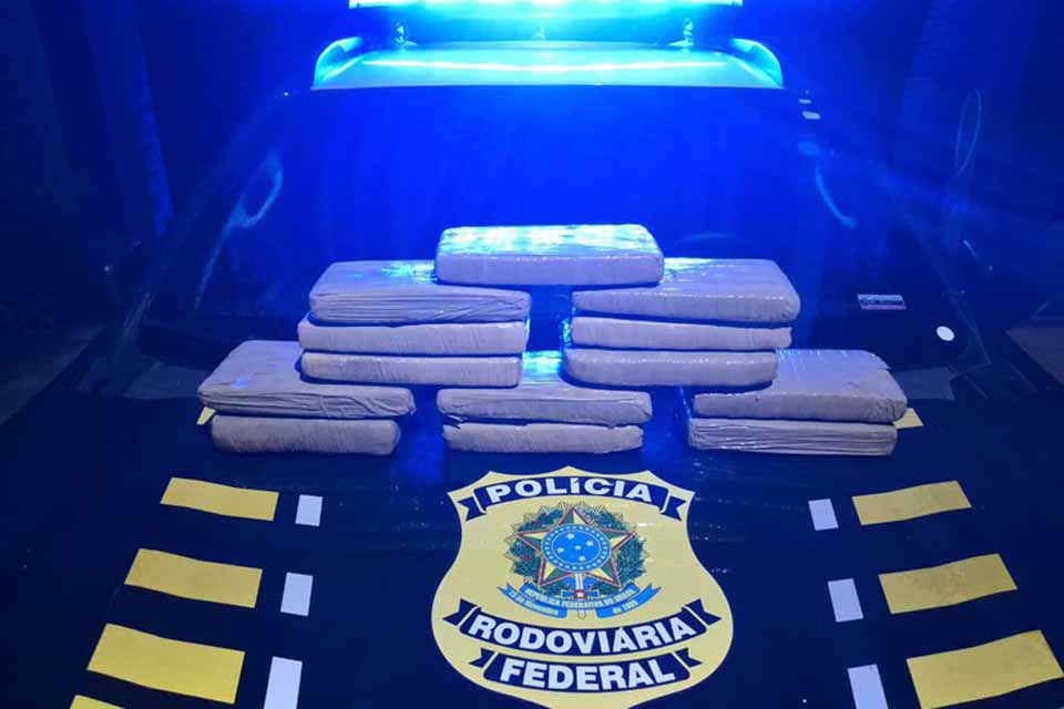 <div style="
                font-size: 18px;
                font-weight: bold;
                color: #0073aa;
                margin-bottom: 5px;
                text-transform: uppercase;
            ">APREENSÃO DE DROGAS</div>PRF apreende 13,6 quilos de skunk durante fiscalização em Porto Velho