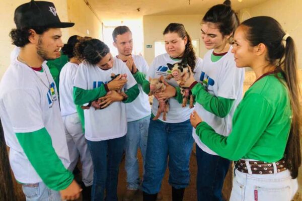 Estudantes de Zootecnia expõem resultados de pesquisas sobre bem-estar animal em evento técnico em Pimenta Bueno