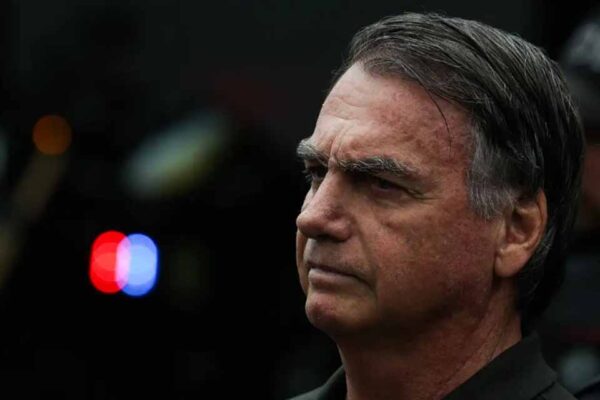 PL suspende vínculo funcional e remuneração de Jair Bolsonaro