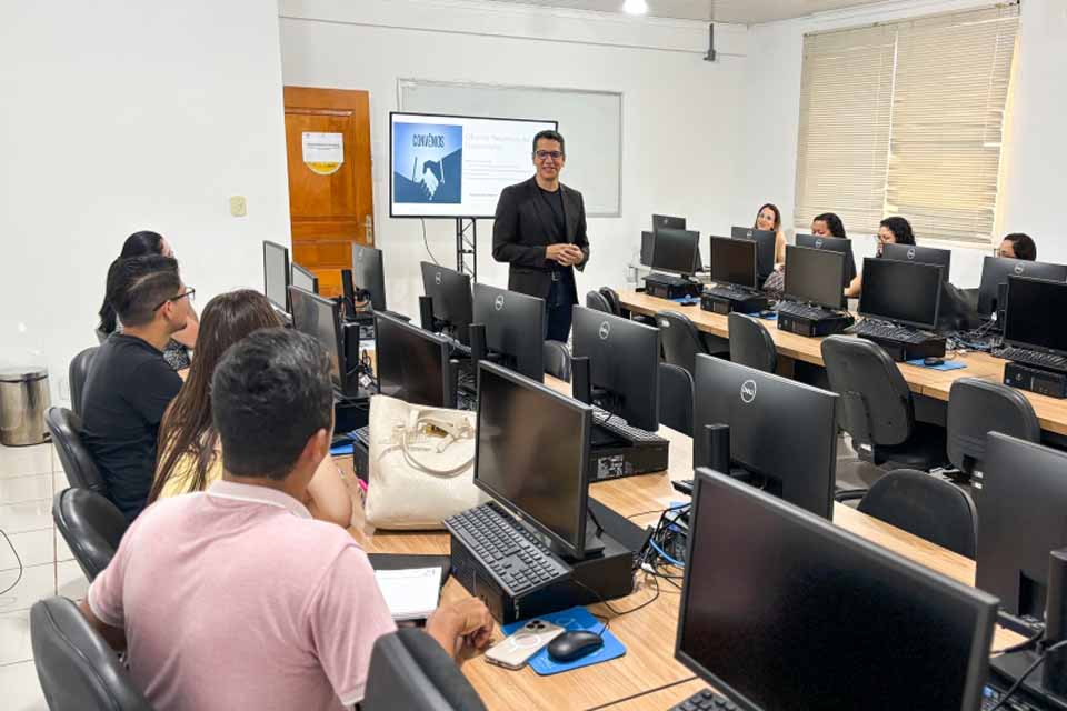 <div style="
                font-size: 18px;
                font-weight: bold;
                color: #0073aa;
                margin-bottom: 5px;
                text-transform: uppercase;
            ">CAPACITAÇÃO EM RONDÔNIA</div>Formação técnica para assessores parlamentares inicia primeira etapa em Rondônia