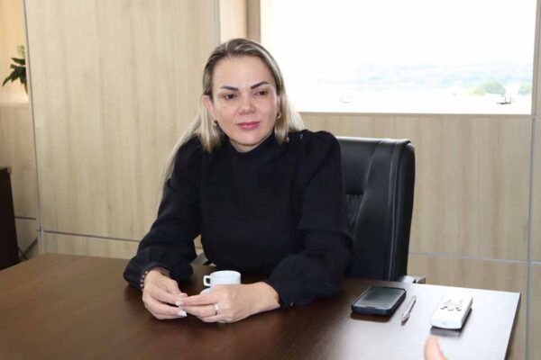 Cláudia de Jesus destina recurso para aquisição de trator agrícola em Alvorada do Oeste