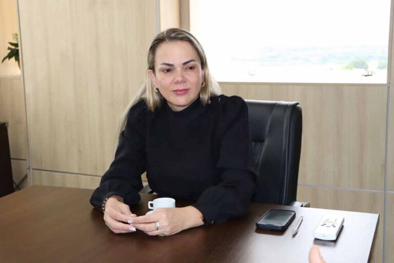 Cláudia de Jesus destina recurso para aquisição de trator agrícola em Alvorada do Oeste