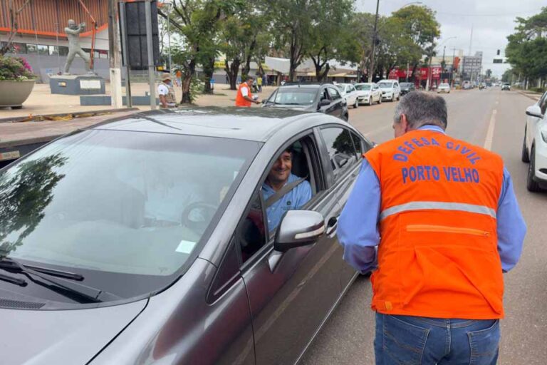 Defesa Civil realiza ação nas ruas para orientar motoristas sobre segurança em períodos de enchentes