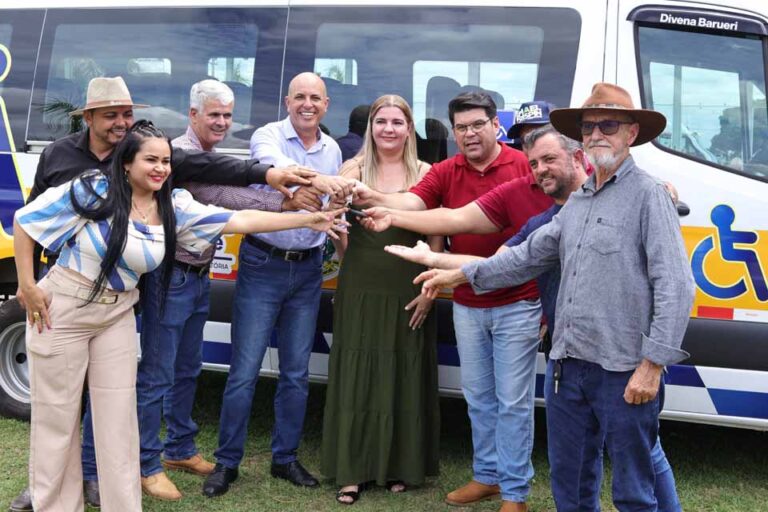 Entrega de van com acessibilidade é realizada em São Francisco do Guaporé