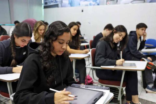 Regras da redação do Enem 2025 são divulgadas para prova de domingo