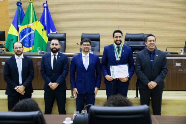 Eyder Brasil homenageia Iperon com Medalha do Mérito Legislativo