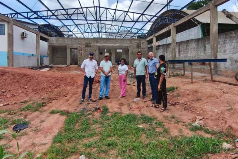 Ezequiel Neiva fiscaliza construção de piscina aquecida na Apae de Colorado do Oeste
