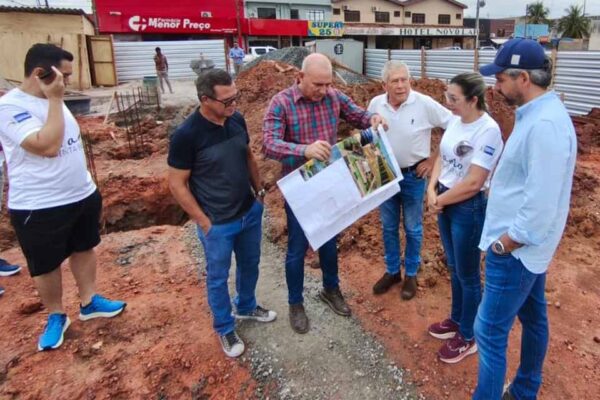 Ezequiel Neiva vistoria obras de centro comercial em Pimenta Bueno