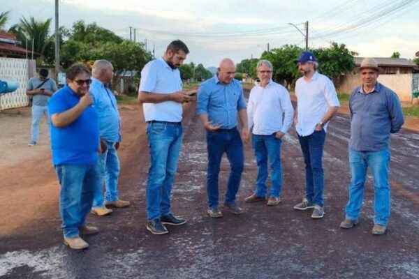 Ezequiel Neiva acompanha obras de pavimentação e entrega de ônibus escolares em Cerejeiras
