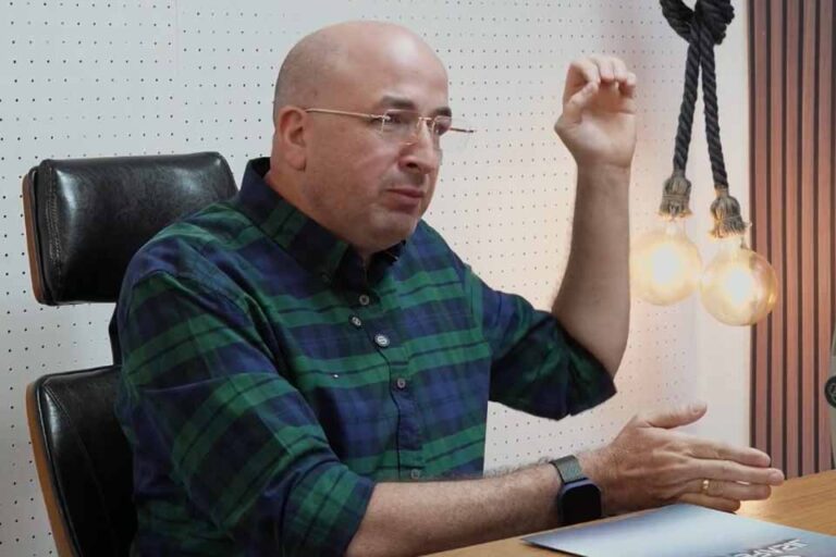 “Decisão política e transparência total”: Gedeão Negreiros fala sobre controle interno, crise do lixo e rotina da Câmara