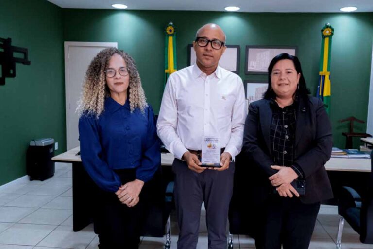 Supel entrega homenagem ao TCE-RO por atuação na transparência das licitações estaduais