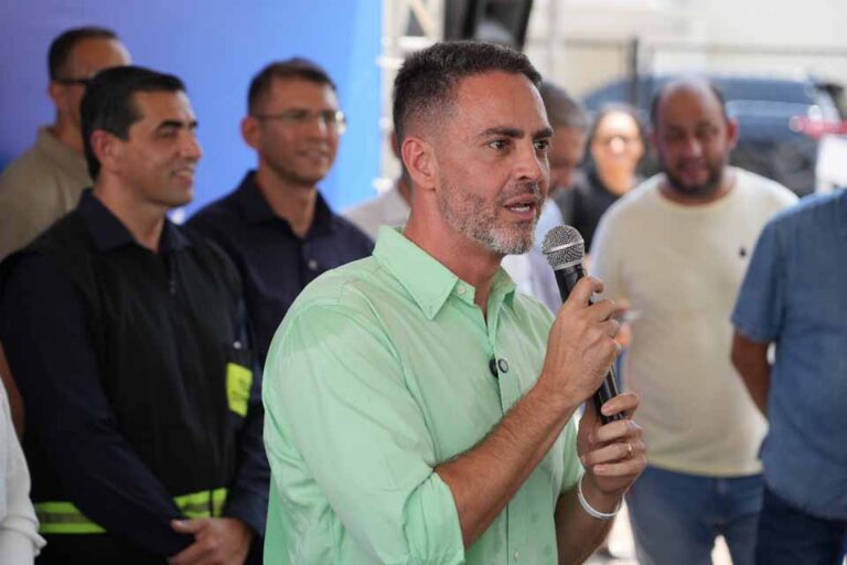 Prefeitura de Porto Velho amplia estrutura da saúde com entrega de ambulancha e dez desfibriladores