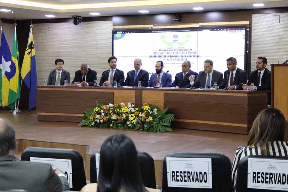 <div style="
                font-size: 18px;
                font-weight: bold;
                color: #0073aa;
                margin-bottom: 5px;
                text-transform: uppercase;
            ">SISTEMA JURÍDICO PENAL</div>MPRO participa da abertura de congresso internacional sobre sistema jurídico-penal em Porto Velho