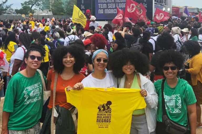 Marcha das Mulheres Negras reúne 500 mil pessoas na Esplanada dos Ministérios