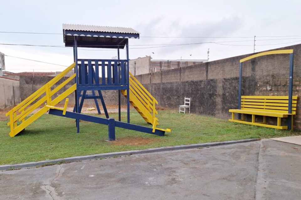 Parquinho construído por reeducandos é entregue ao abrigo infantil de Buritis