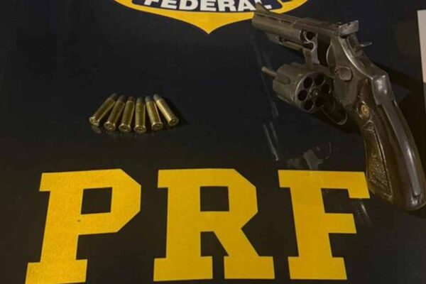 PRF realiza apreensões de armas, munições e drogas em fiscalizações nas BRs 364 e 421 em Rondônia