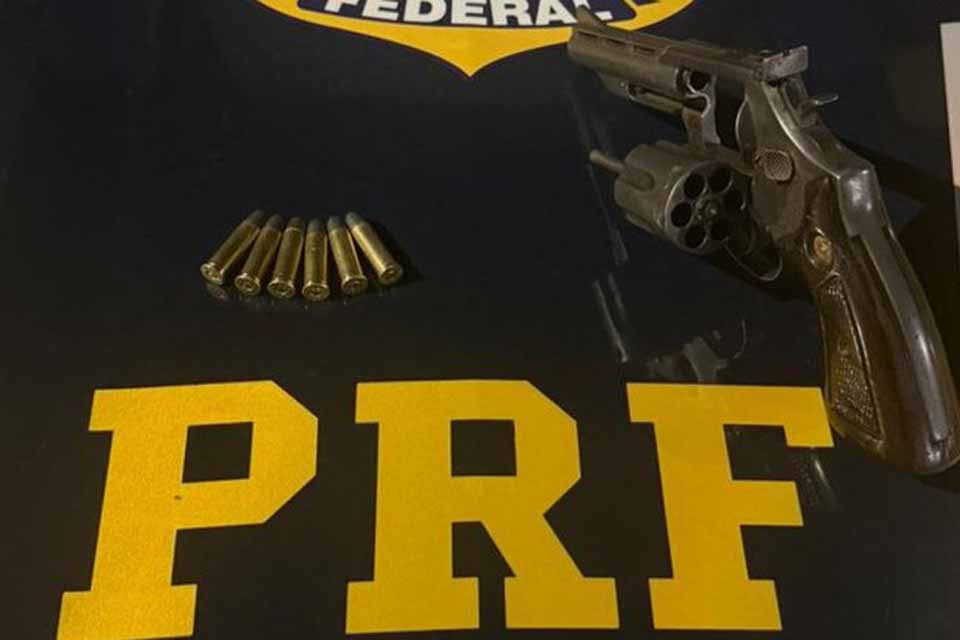 <div style="
                font-size: 18px;
                font-weight: bold;
                color: #0073aa;
                margin-bottom: 5px;
                text-transform: uppercase;
            ">APREENSÃO DE ARMAS</div>PRF realiza apreensões de armas, munições e drogas em fiscalizações nas BRs 364 e 421 em Rondônia