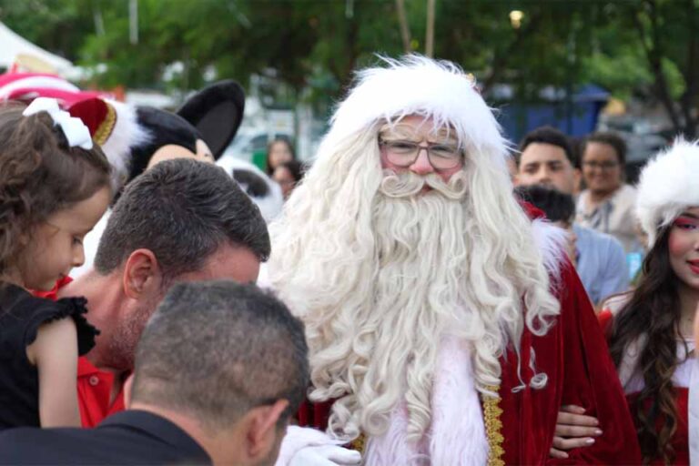 Papai Noel recebe famílias em programação de inclusão no parque da cidade
