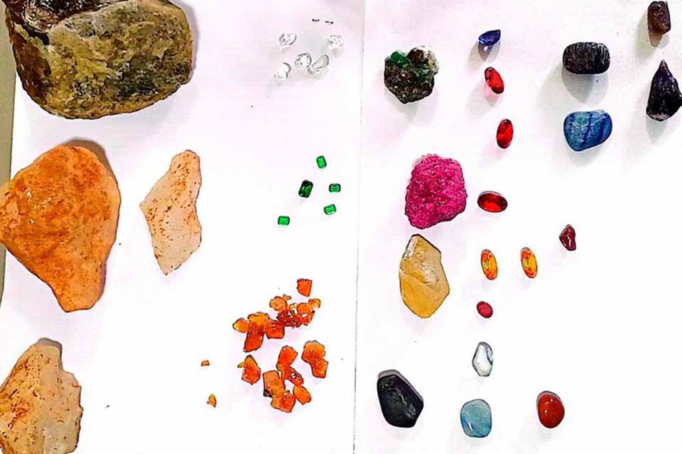 <div style="
                font-size: 18px;
                font-weight: bold;
                color: #0073aa;
                margin-bottom: 5px;
                text-transform: uppercase;
            ">APREENSÃO DE PEDRAS PRECIOSAS</div>PRF apreende 67 pedras preciosas durante abordagem na BR-429 em Alvorada d’Oeste